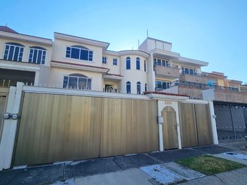 Casa En Venta Ciudad Bugambilias 5 Recamaras y estudio