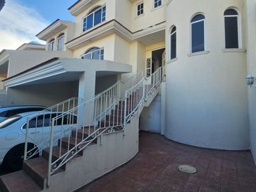 Casa En Venta Ciudad Bugambilias 5 Recamaras y estudio
