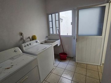 Casa En Venta Ciudad Bugambilias 5 Recamaras y estudio