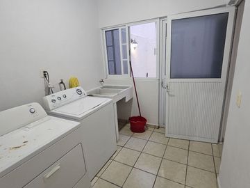 Casa En Venta Ciudad Bugambilias 5 Recamaras y estudio