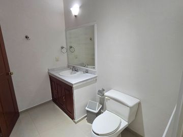 Casa En Venta Ciudad Bugambilias 5 Recamaras y estudio