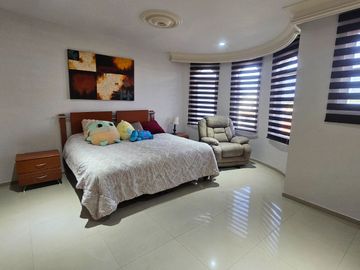 Casa En Venta Ciudad Bugambilias 5 Recamaras y estudio