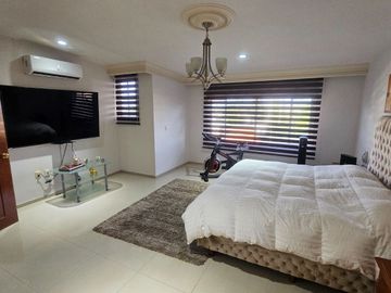 Casa En Venta Ciudad Bugambilias 5 Recamaras y estudio
