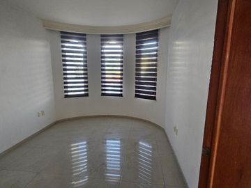 Casa En Venta Ciudad Bugambilias 5 Recamaras y estudio