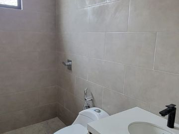 En venta lujosa y moderna casa de estreno en Ciudad Celeste, via a Samborondon