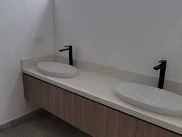 En venta lujosa y moderna casa de estreno en Ciudad Celeste, via a Samborondon