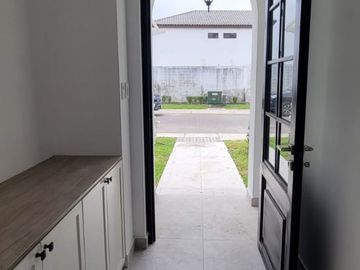En venta lujosa y moderna casa de estreno en Ciudad Celeste, via a Samborondon