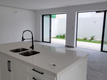 En venta lujosa y moderna casa de estreno en Ciudad Celeste, via a Samborondon