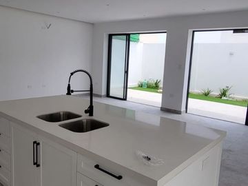 En venta lujosa y moderna casa de estreno en Ciudad Celeste, via a Samborondon