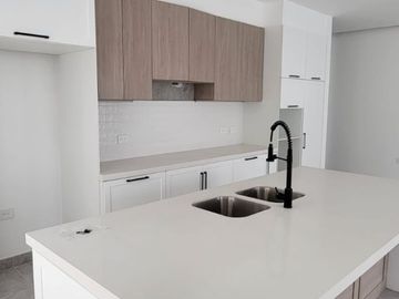 En venta lujosa y moderna casa de estreno en Ciudad Celeste, via a Samborondon