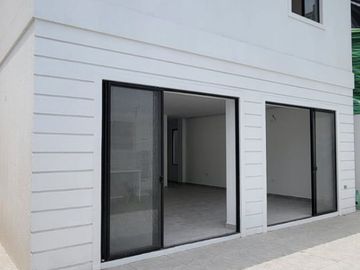 En venta lujosa y moderna casa de estreno en Ciudad Celeste, via a Samborondon