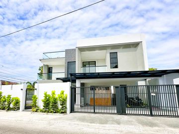 HUGE SINGLE MODERN CORNER LOT WITH SWIMMING POOL HOUSE AND LOT IN BF HOMES PARANAQUE