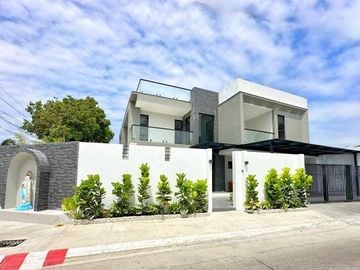 HUGE SINGLE MODERN CORNER LOT WITH SWIMMING POOL HOUSE AND LOT IN BF HOMES PARANAQUE