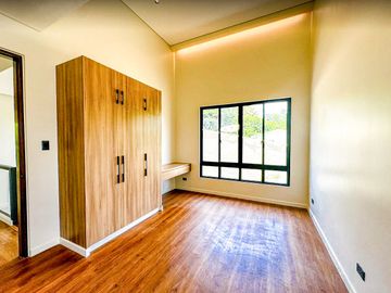 6 BR WITH SWIMMINNG POOL IN BF HOMES PARAÑAQUE CITY