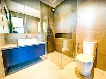 6 BR WITH SWIMMINNG POOL IN BF HOMES PARAÑAQUE CITY