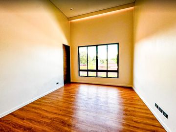 6 BR WITH SWIMMINNG POOL IN BF HOMES PARAÑAQUE CITY