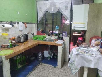 VENTA CASA DE 3 PISOS Y AZOTEA A UNAS CUADRAS DE WIESSE