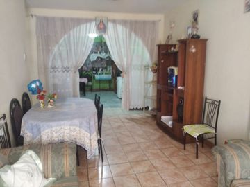 VENTA CASA DE 3 PISOS Y AZOTEA A UNAS CUADRAS DE WIESSE