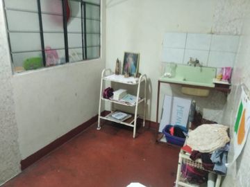 VENTA CASA DE 3 PISOS Y AZOTEA A UNAS CUADRAS DE WIESSE