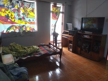 VENTA CASA DE 3 PISOS Y AZOTEA A UNAS CUADRAS DE WIESSE