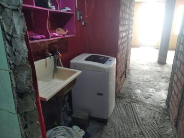 VENTA CASA DE 3 PISOS Y AZOTEA A UNAS CUADRAS DE WIESSE