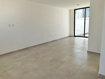 Amplia casa en venta de 2 plantas en Cd Maderas Querétaro