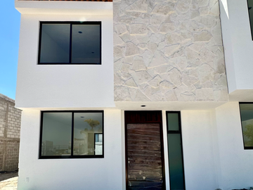 Amplia casa en venta de 2 plantas en Cd Maderas Querétaro