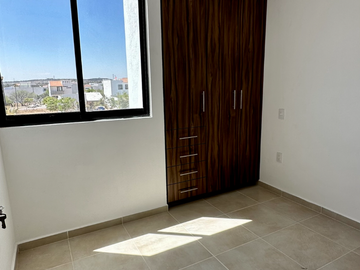 Amplia casa en venta de 2 plantas en Cd Maderas Querétaro