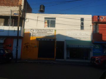 Edificio con 2 Locales Comerciales y Tres Departamentos en La Col. Jardines de Guadalupe