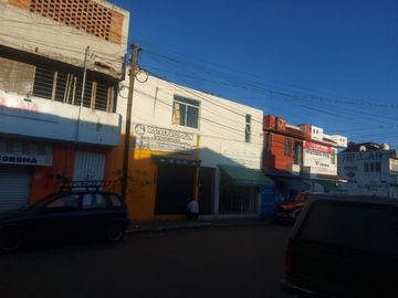 Edificio con 2 Locales Comerciales y Tres Departamentos en La Col. Jardines de Guadalupe