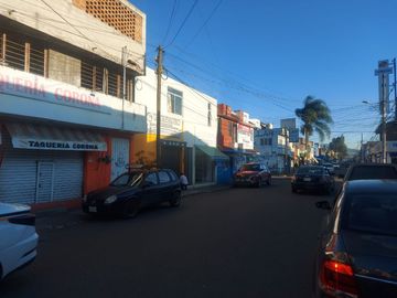 Edificio con 2 Locales Comerciales y Tres Departamentos en La Col. Jardines de Guadalupe