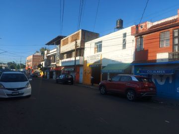 Edificio con 2 Locales Comerciales y Tres Departamentos en La Col. Jardines de Guadalupe
