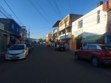 Edificio con 2 Locales Comerciales y Tres Departamentos en La Col. Jardines de Guadalupe