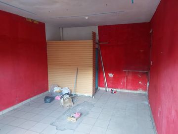 Edificio con 2 Locales Comerciales y Tres Departamentos en La Col. Jardines de Guadalupe