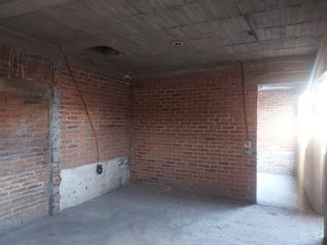 Edificio con 2 Locales Comerciales y Tres Departamentos en La Col. Jardines de Guadalupe