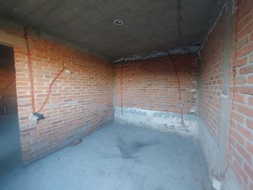 Edificio con 2 Locales Comerciales y Tres Departamentos en La Col. Jardines de Guadalupe