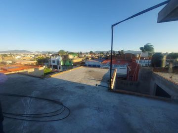 Edificio con 2 Locales Comerciales y Tres Departamentos en La Col. Jardines de Guadalupe