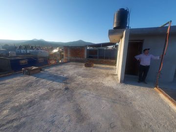 Edificio con 2 Locales Comerciales y Tres Departamentos en La Col. Jardines de Guadalupe