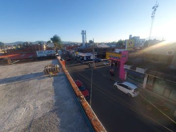 Edificio con 2 Locales Comerciales y Tres Departamentos en La Col. Jardines de Guadalupe