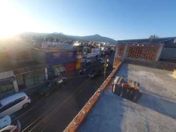 Edificio con 2 Locales Comerciales y Tres Departamentos en La Col. Jardines de Guadalupe