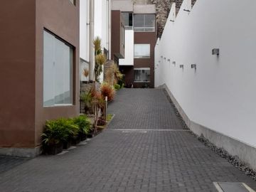VENTA  CASA  DE TRES PISOS EN SOL DE  LA MOLINA CON PISCINA - EN CONDOMINIO DE 5 CASAS