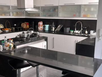 VENTA  CASA  DE TRES PISOS EN SOL DE  LA MOLINA CON PISCINA - EN CONDOMINIO DE 5 CASAS