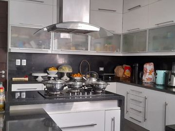 VENTA  CASA  DE TRES PISOS EN SOL DE  LA MOLINA CON PISCINA - EN CONDOMINIO DE 5 CASAS
