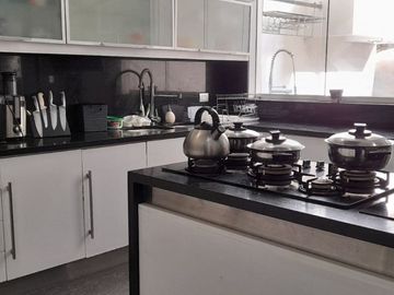 VENTA  CASA  DE TRES PISOS EN SOL DE  LA MOLINA CON PISCINA - EN CONDOMINIO DE 5 CASAS