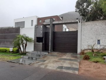 VENTA  CASA  DE TRES PISOS EN SOL DE  LA MOLINA CON PISCINA - EN CONDOMINIO DE 5 CASAS