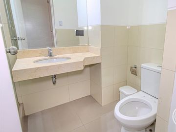 VENTA DEPARTAMENTO  EN PRIMER PISO ELEVADO EN TAMBO DE MONTERRRICO CON 2 COCHERAS