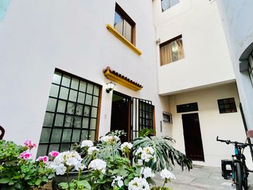 ¡OCASIÓN! BONITA CASA DE 3 PISOS EN QUINTA