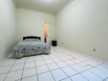 ¡OCASIÓN! BONITA CASA DE 3 PISOS EN QUINTA