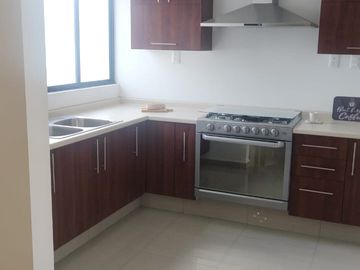 Casa en venta en Fracc. Nuevo Villa Verde con Habitacion o estudio en Planta Baja.