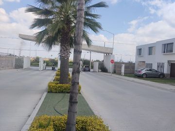 Casa en venta en Fracc. Nuevo Villa Verde con Habitacion o estudio en Planta Baja.